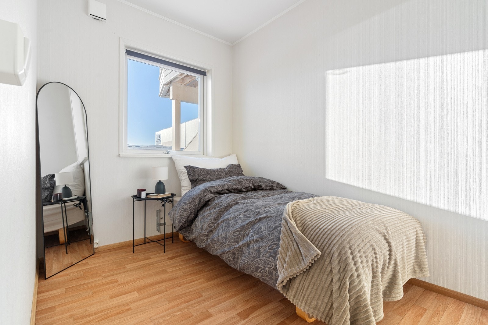 Boligens andre soverom er også av fin størrelse og passer utmerket som barnerom, gjesterom eller hjemmekontor - Alt etter behov!