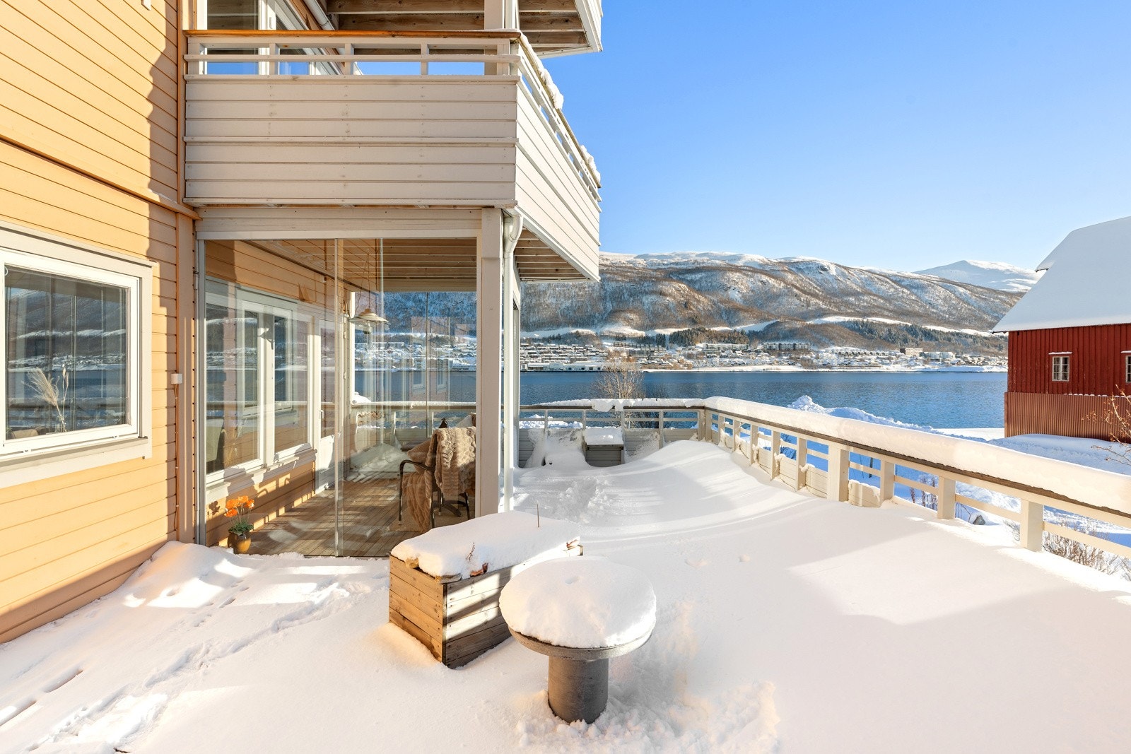 Her har du umiddelbar nærhet til flotte turområder langs promenaden som tar deg enten til byen mot nord eller populære Telegrafbukta mot sør.