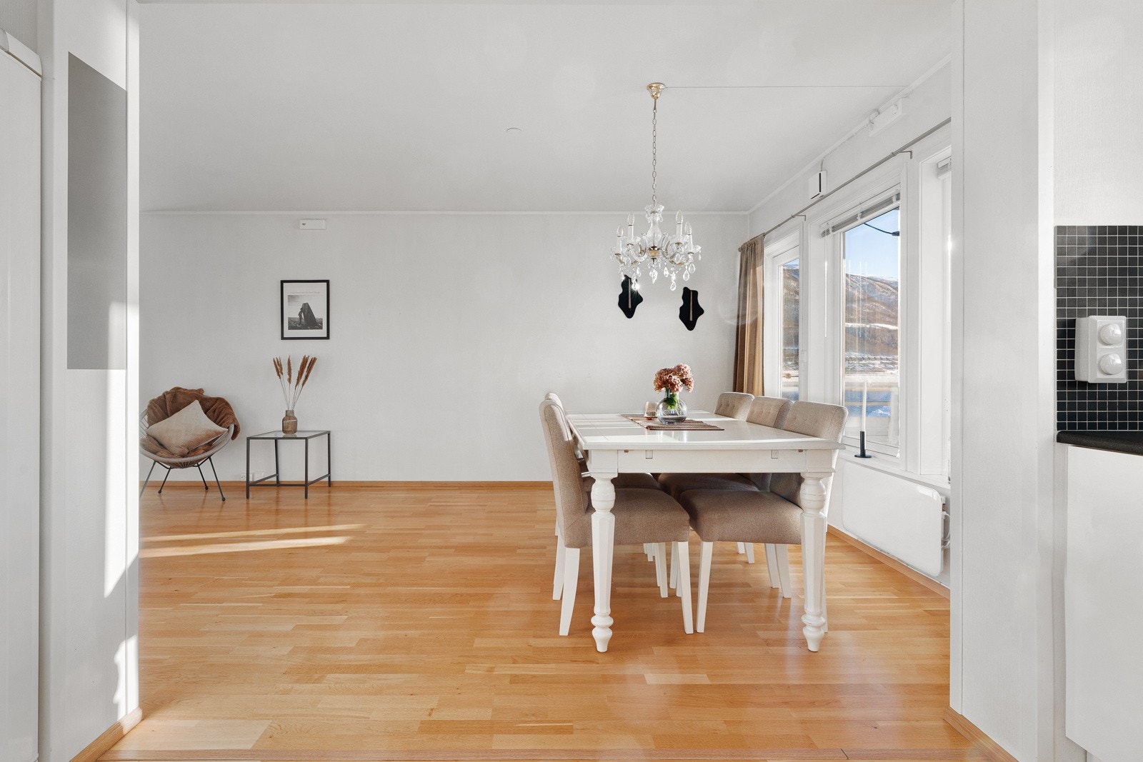 Leiligheten oppleves gjennomgående lys og luftig.