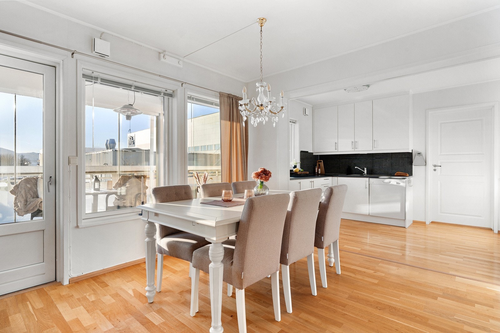 Spisebordet finner sin naturlige plass i nærheten av kjøkkenet.