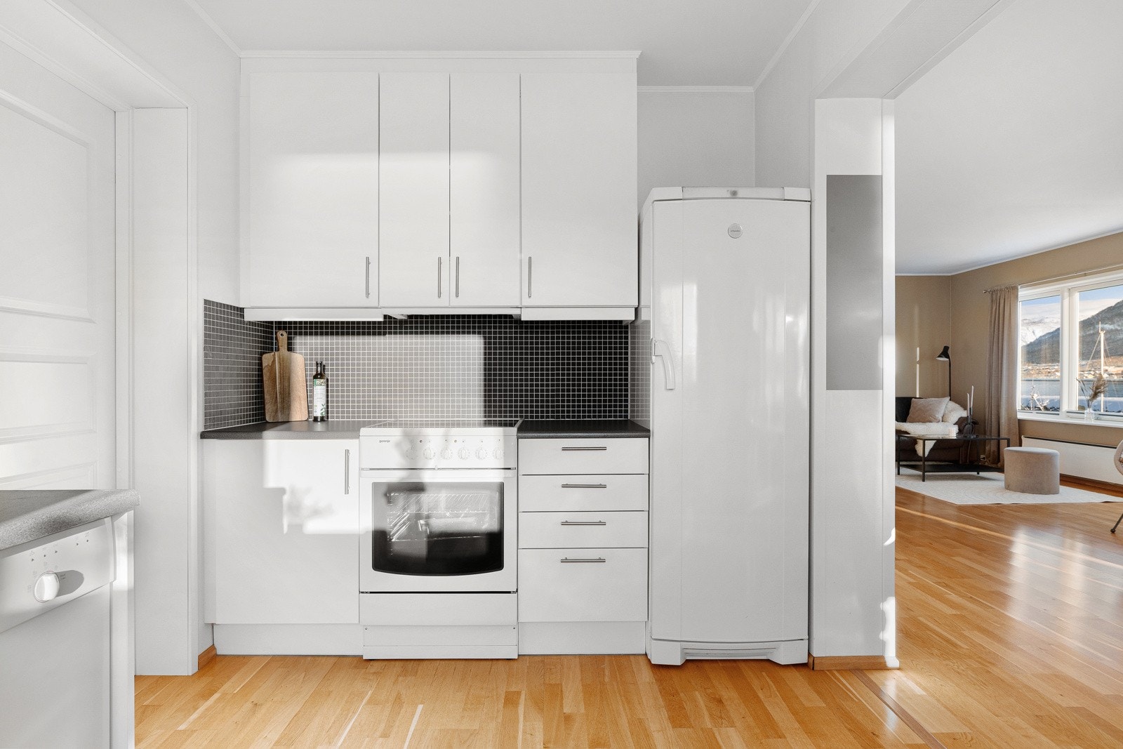 Kjøkken med glatte fronter som sikrer godt med oppbevaringsplass i over- og underskap.