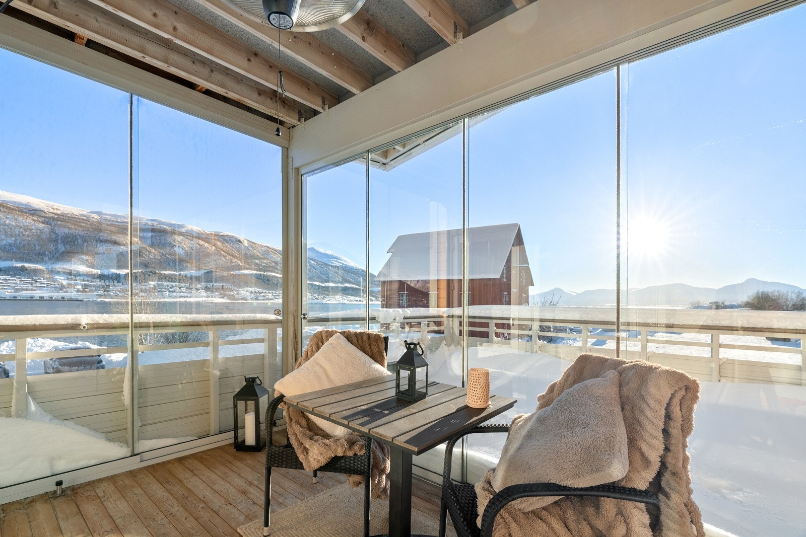 Sta stuen har du utgang til innglasset balkong med særdeles gode solforhold. Her er det montert varmelampe slik at du kan benytte denne store deler av året.