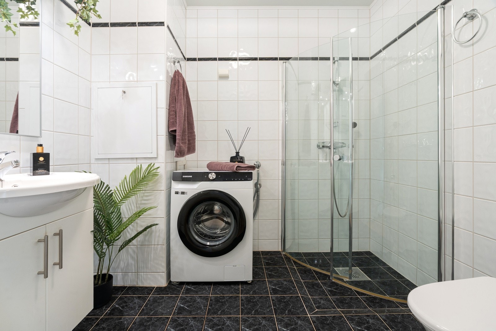 Badet er av fin størrelse med praktisk løsning som dusjhjørne med innfellbare dører.