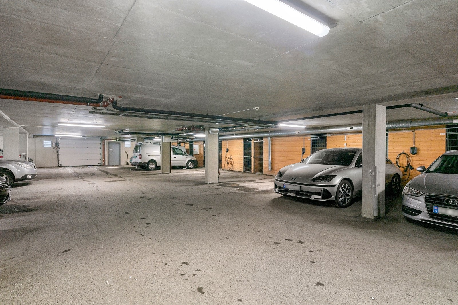 Parkeringsplass i felles garasjeanlegg.