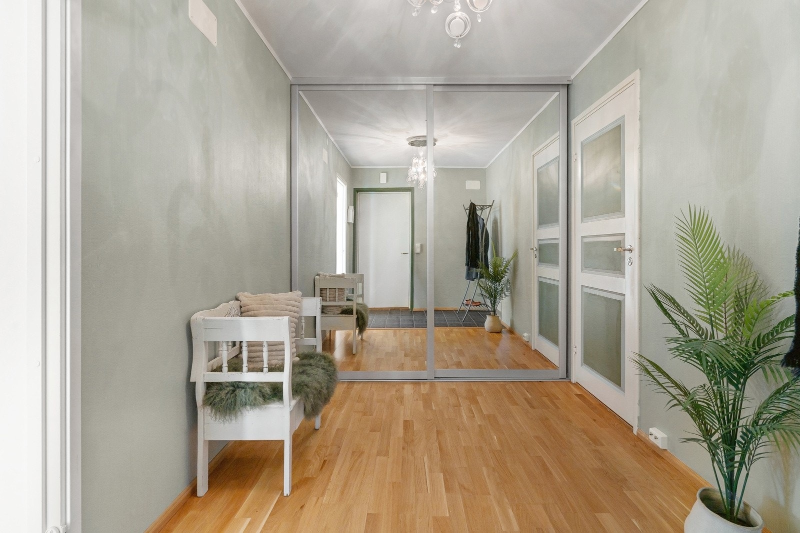 Lekker skyvedørsgarderobe med speil for yttertøyet.