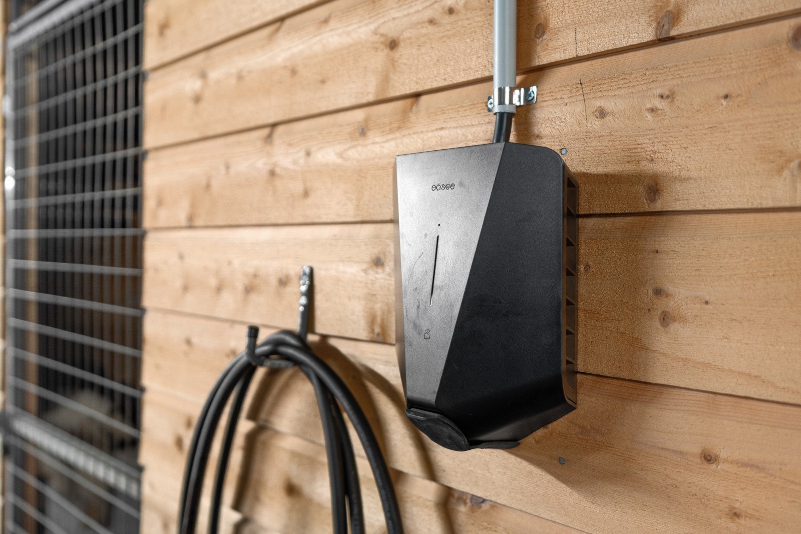 Parkeringen er klargjort for elbillading.