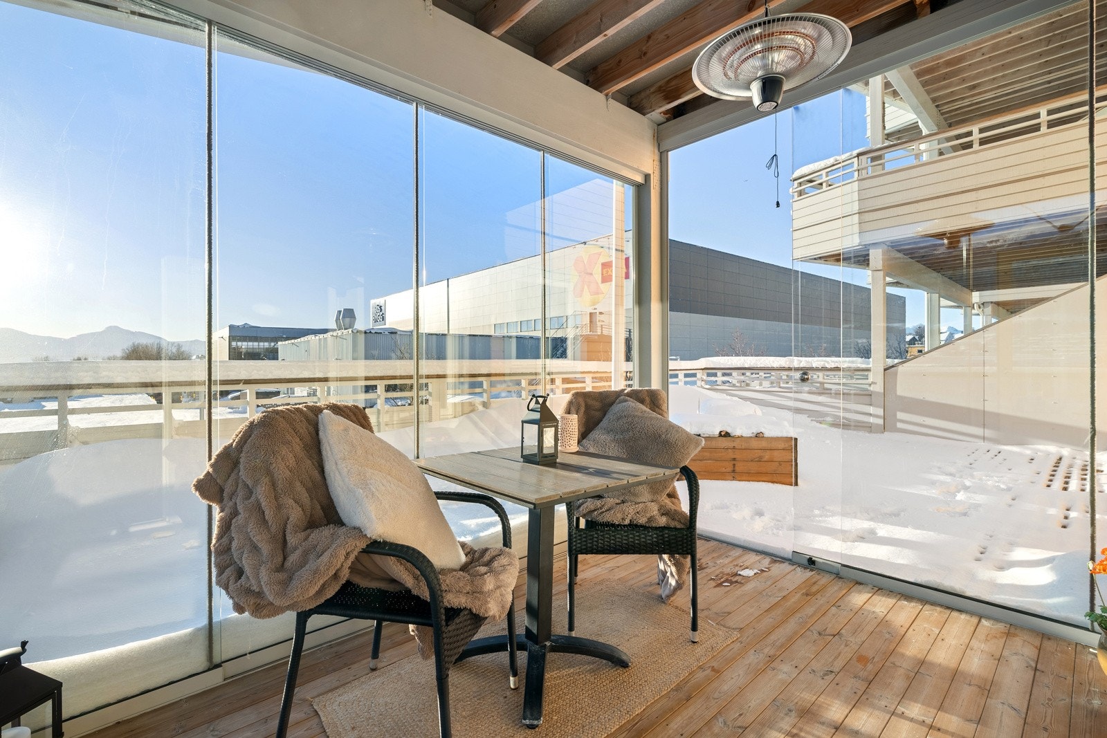 Leiligheten har en fin sørvendt beliggenhet med strålende sol- og utsiktsforhold!