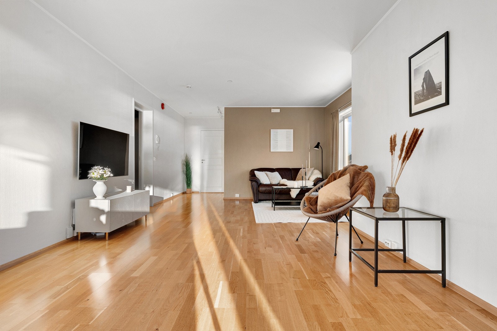 Stuen framstår åpen, lys og luftig. Fra stuen har du utsikt som gir deg full oversikt over innseilingen fra Tromsøysundet!