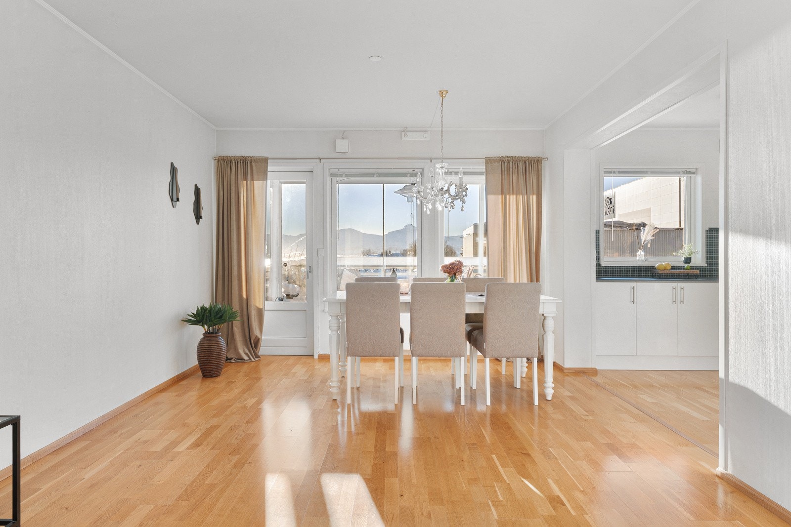 God plass til stort spisebord med plass til hele vennegjengen.