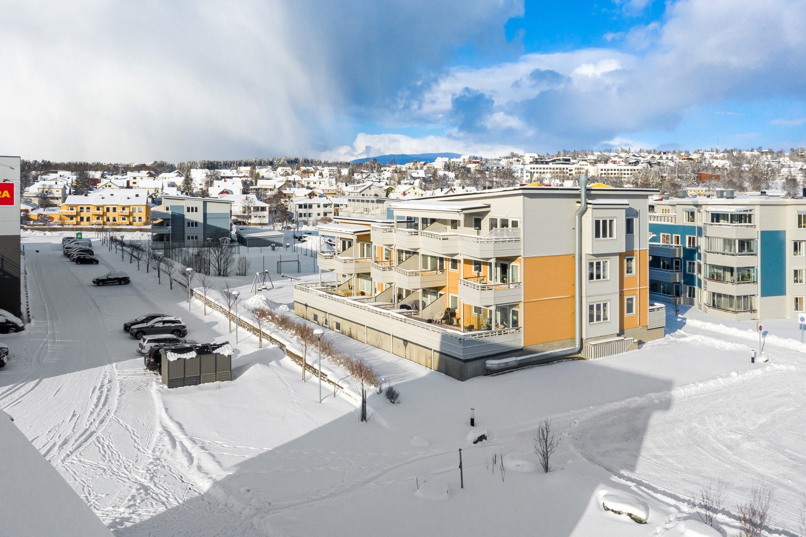 Fra blokken er det kort vei til busstopp med hyppige avganger til sentrum, UNN/UiT m.m.