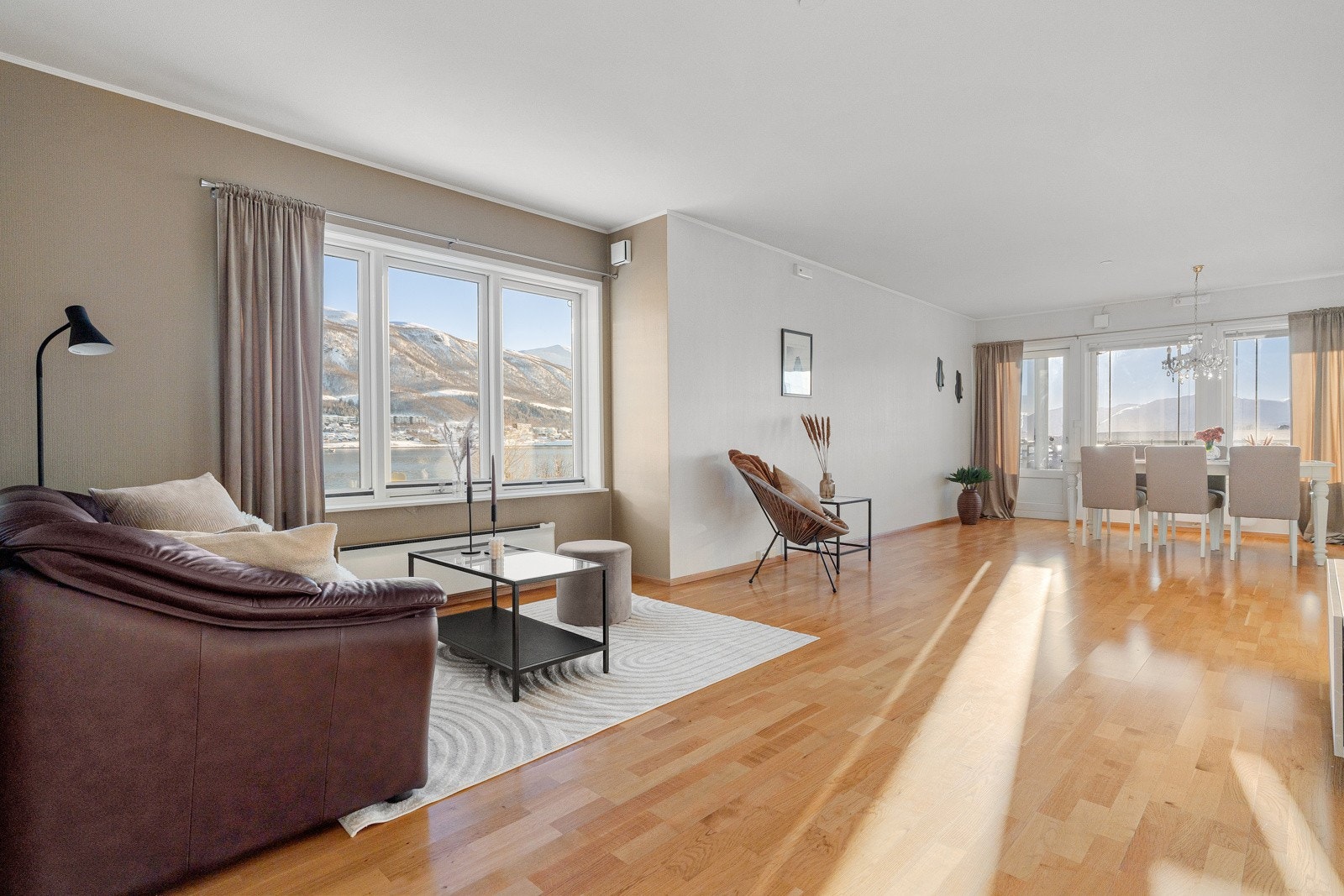 Stuen er romslig og utgjør et godt allrom - Et perfekt samlingssted for familien eller vennegjengen!