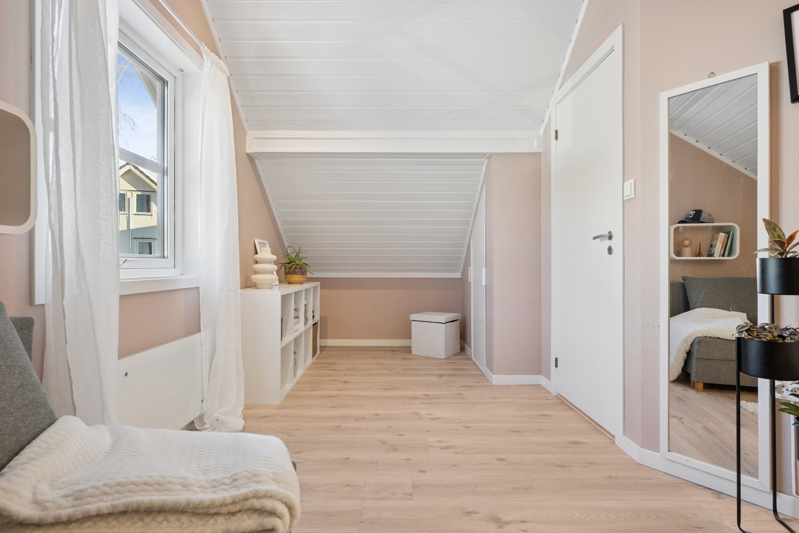 Her er det et romslig soverom og en bod. Galleribilde