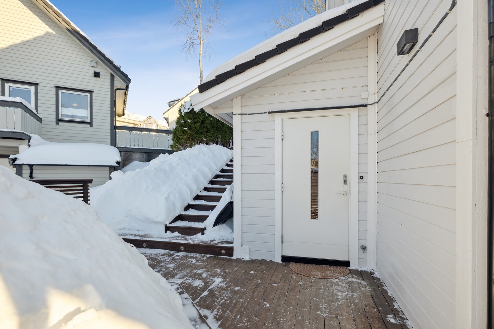 Inngangsparti med hage. Galleribilde
