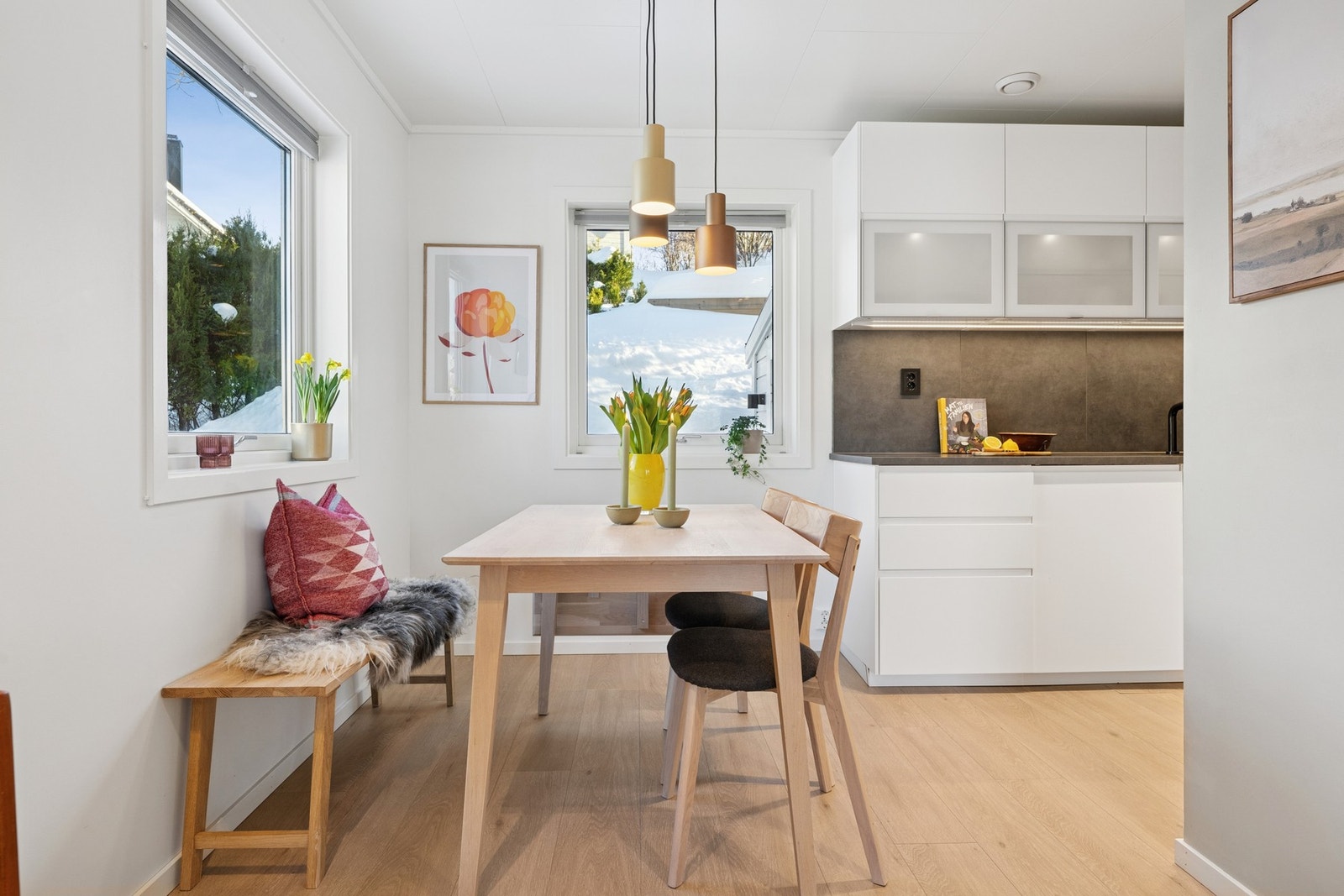 I tilknytning kjøkkenet er det plass til å møblere med en spisegruppe. Galleribilde
