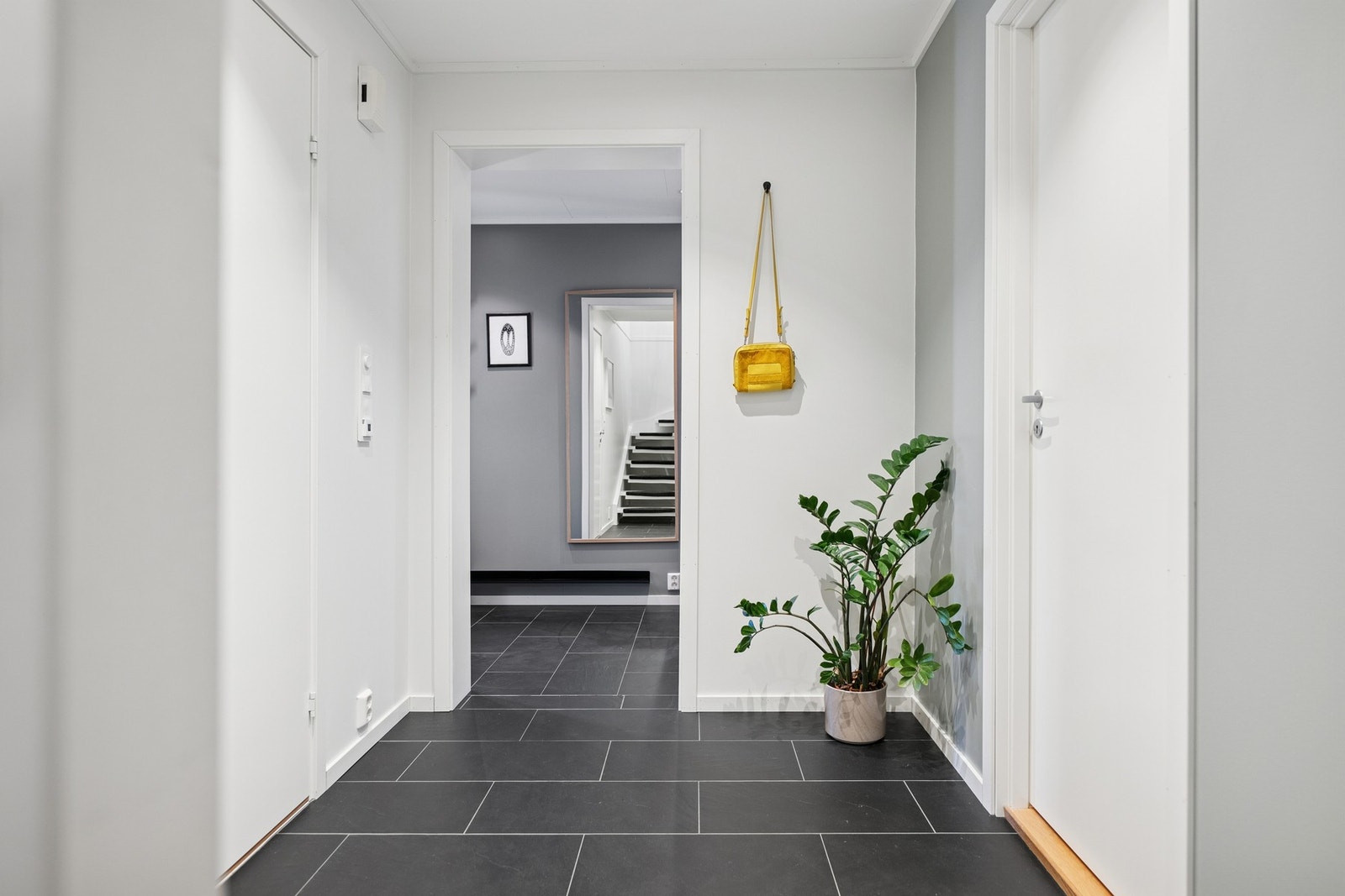 Flislagt og romslig mellomgang. Galleribilde