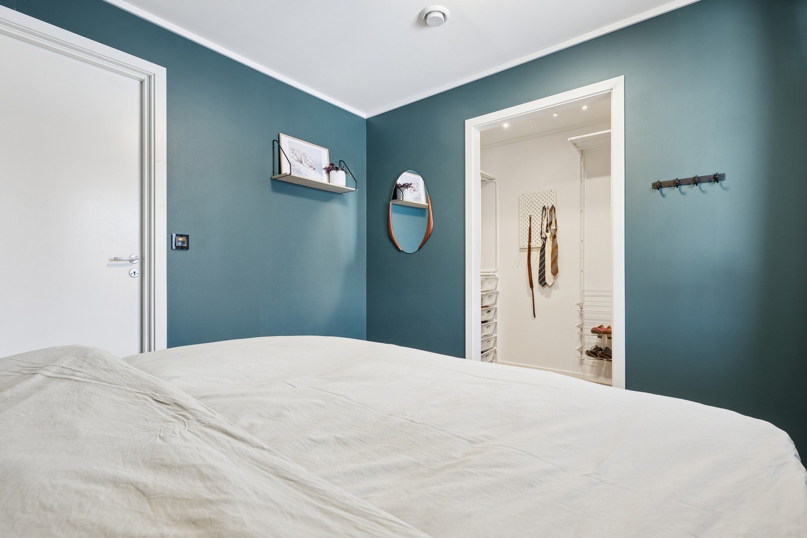 Her er det god størrelse og en praktisk walk-in garderobe. Galleribilde