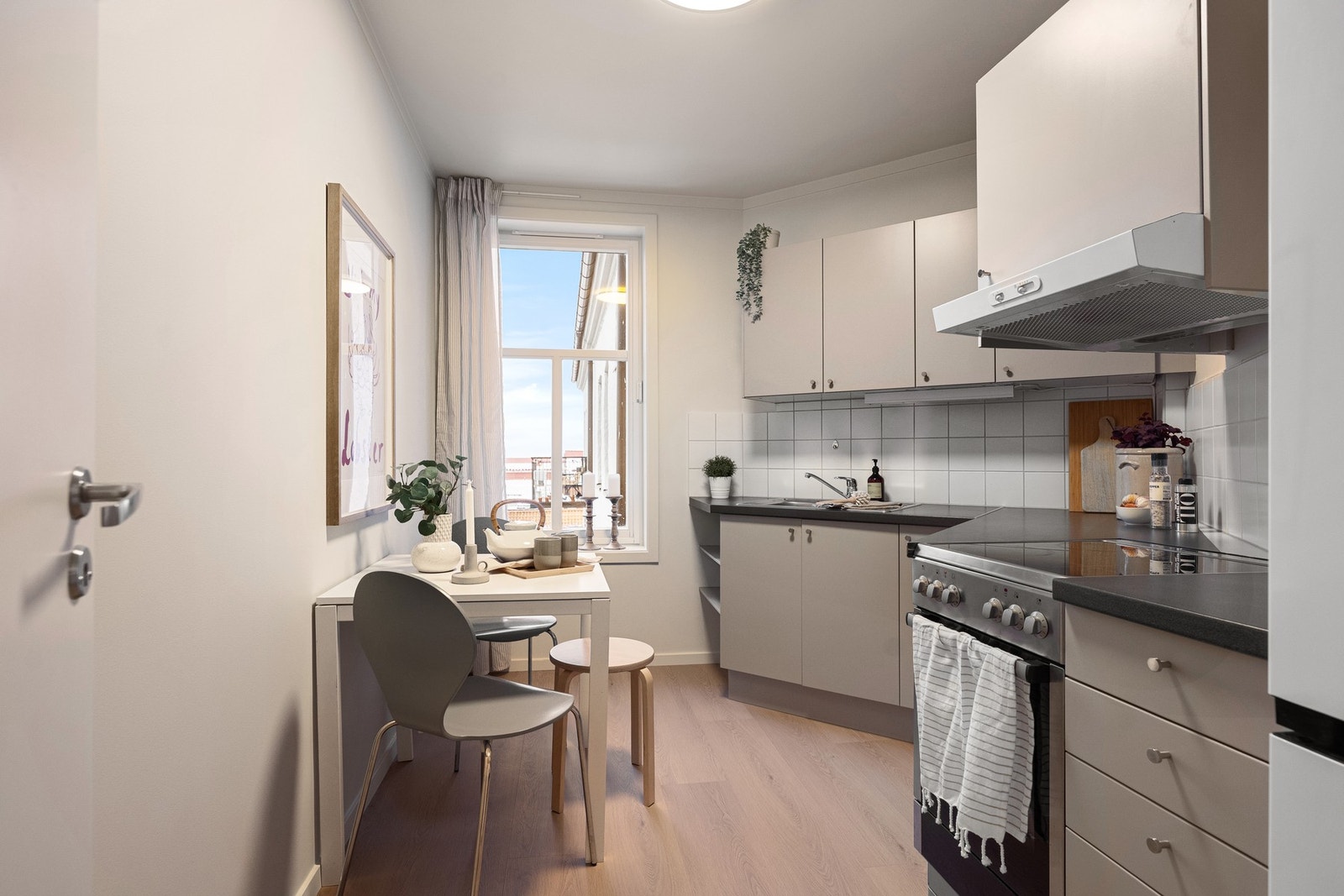 Adskilt kjøkken med plass til spisebord Galleribilde