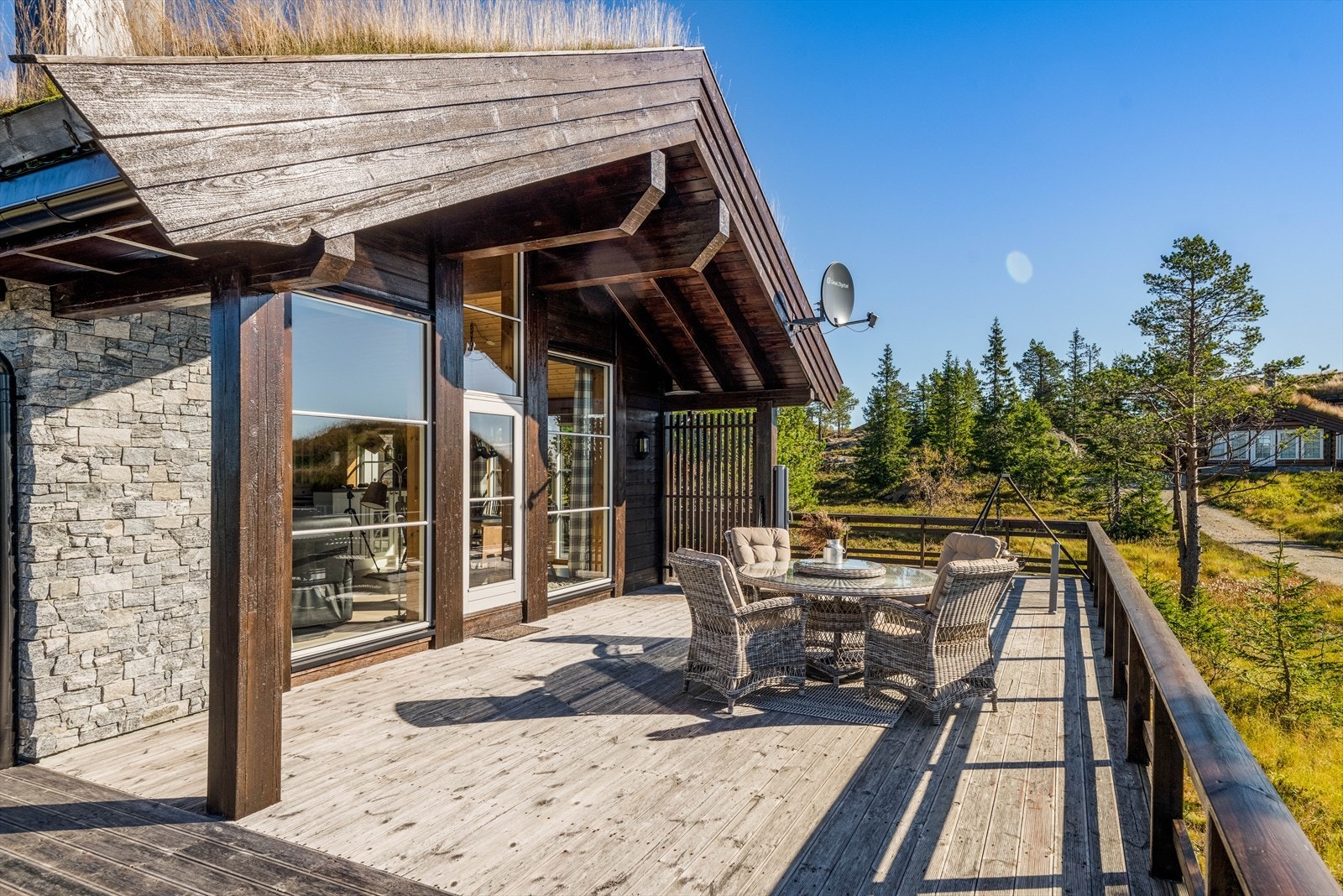 Velholdt og innbydende familiehytte med blant annet 5 soverom, bad med badstue og 2 stuer! Galleribilde