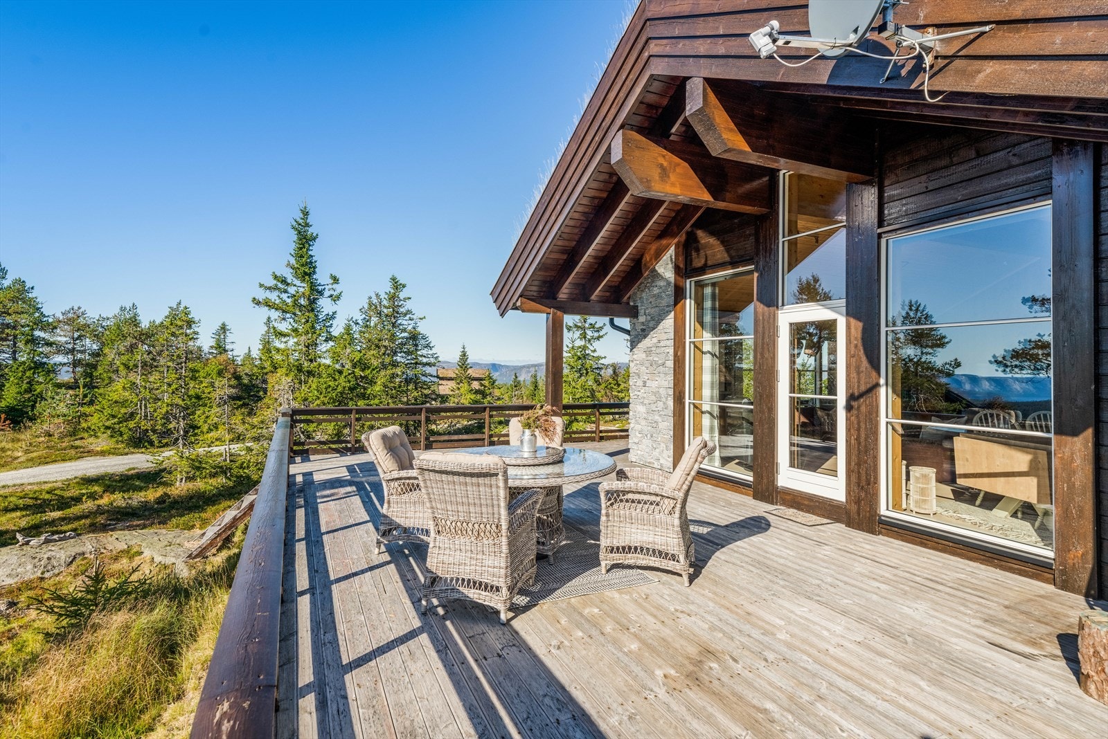 Eiendommen har nærvær til fri natur, hvor de store vindusflatene gir et inntrykk av å være ute. Galleribilde