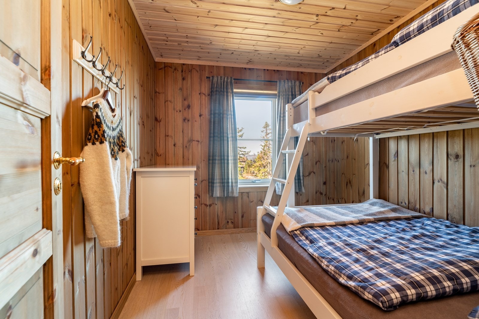 De to andre soverommene i 1.etg er innredet med familiekøye så her er det godt med sengeplasser. Galleribilde