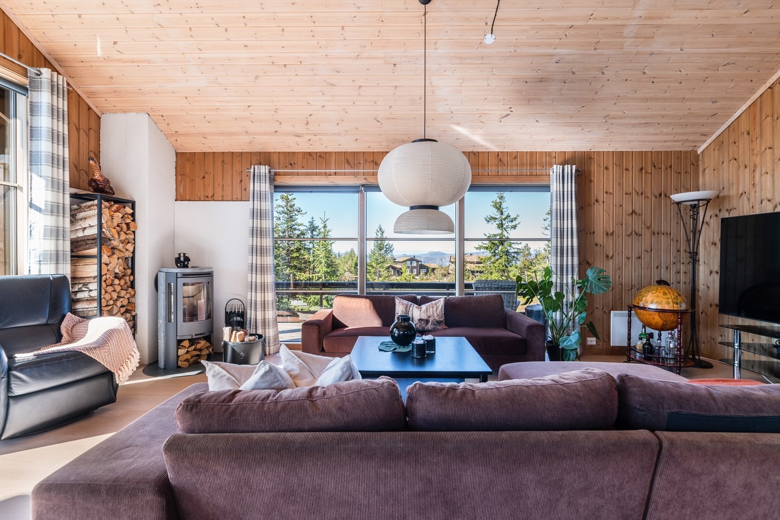 Stuen og kjøkkenet ligger i en sosial og åpen løsning, med gode soner for møblering. Galleribilde