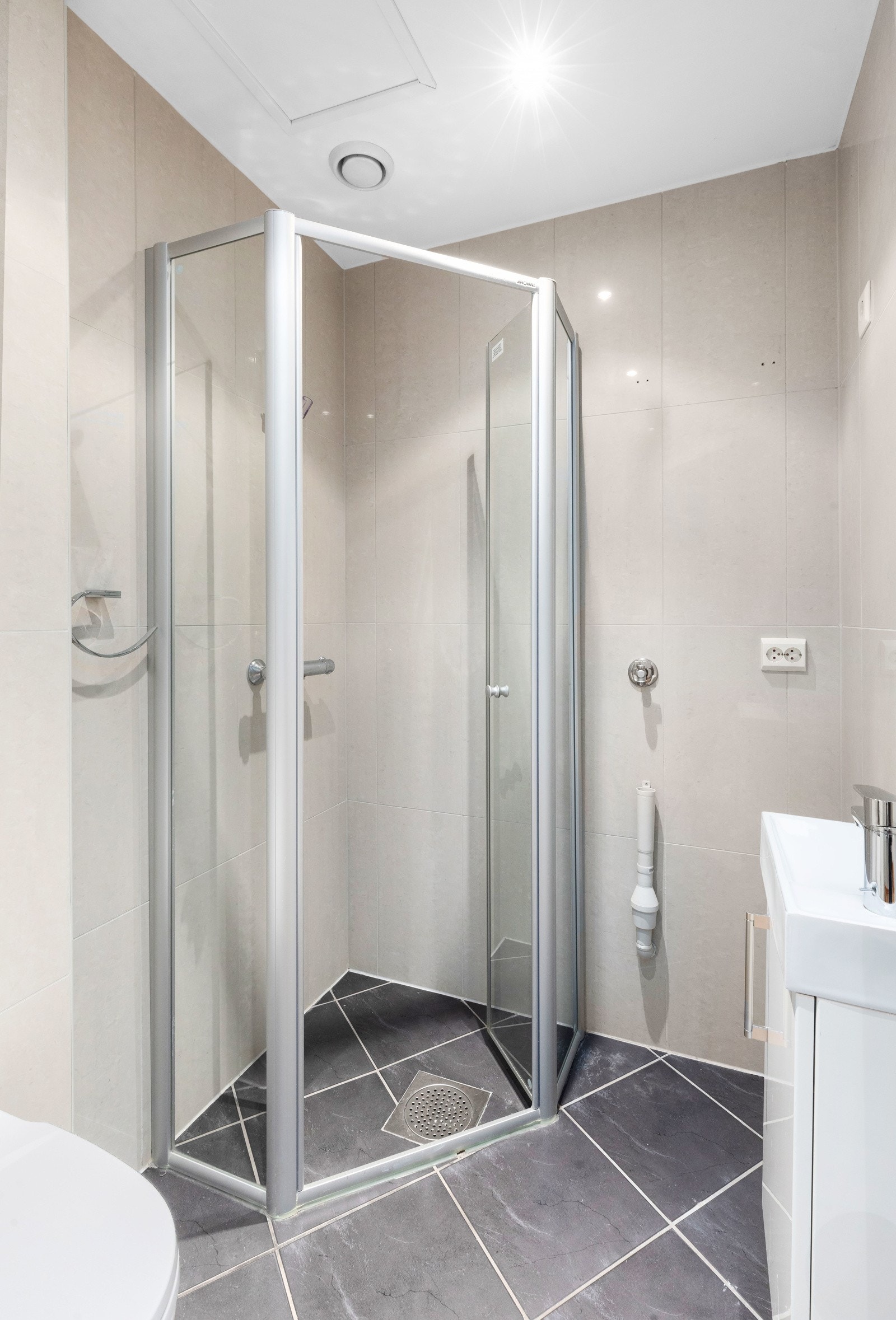 Bad med dusj og opplegg for vaskemaskin. Galleribilde