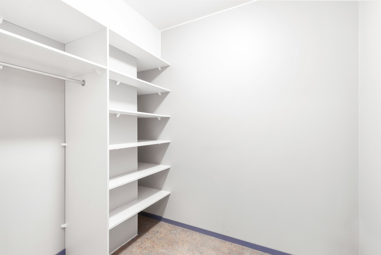 Romslig bod på gang i 1.etg (like ved leiligheten) Galleribilde