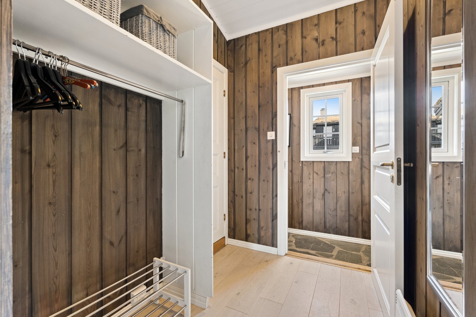 Entré med god plass for yttertøyet. Galleribilde