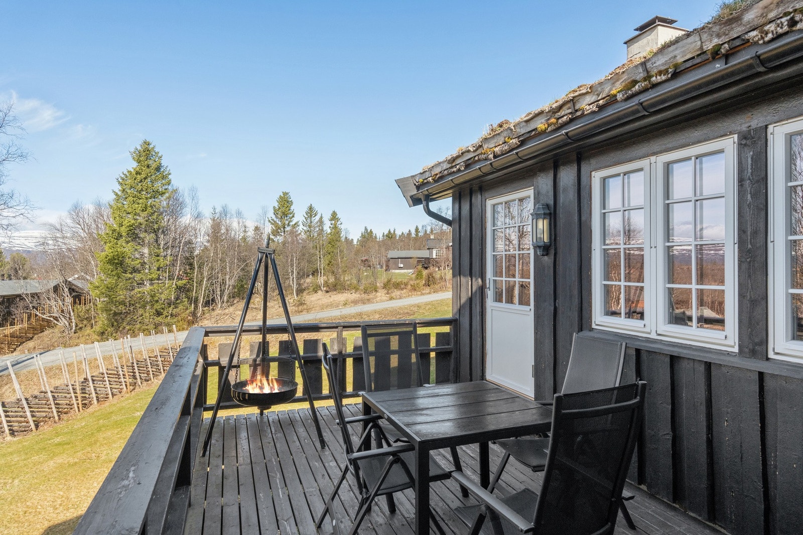 Fra stuen er det dør ut til terrassen. Her er det godt med plass til møbler og hyggelige grillkvelder. Galleribilde