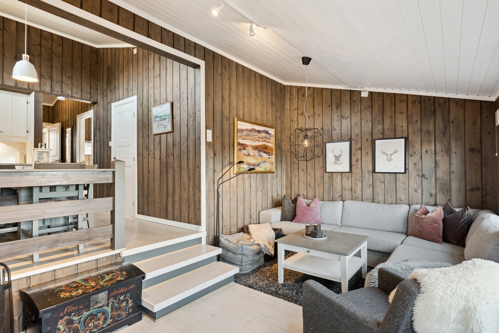 Stuen ligger et lite nivå og to trappetrinn ned fra kjøkken. Galleribilde