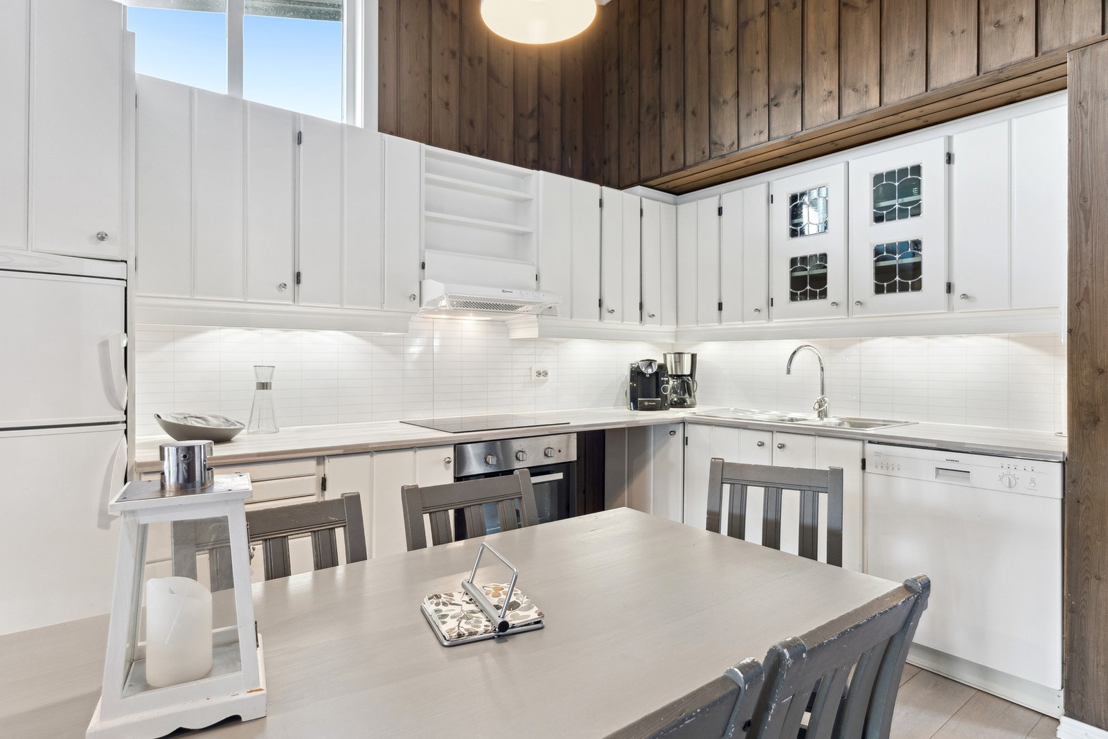 Godt med benk- og skapplass, og plass for spisegruppe. Galleribilde