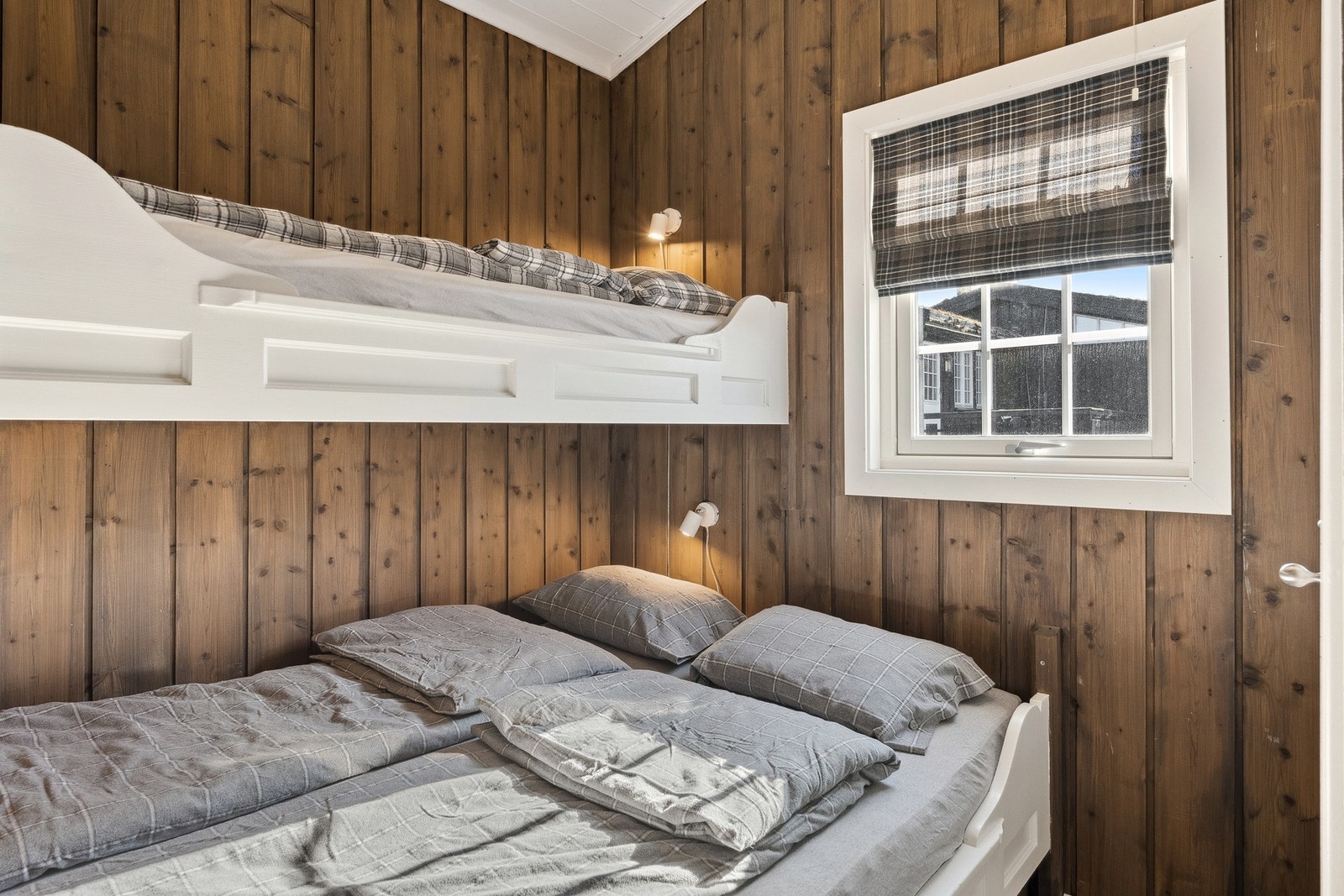 Soverom 2 innredet med plassbygd familiekøye. Galleribilde