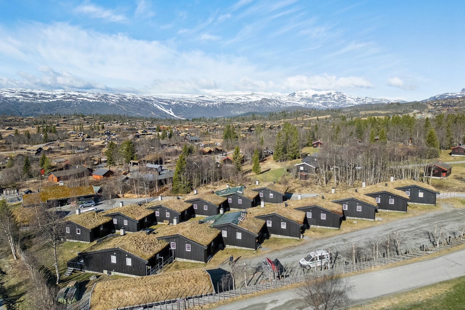 Sameiet Bitigrenda består av 14 seksjonerte enheter i rekkebebyggelse. Alle torvtakene blir skiftet i mai 2025. Galleribilde