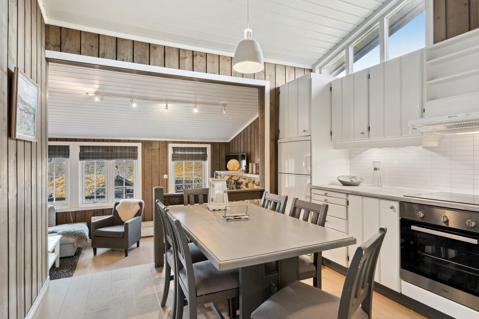 Lyst og romslig kjøkken. Galleribilde