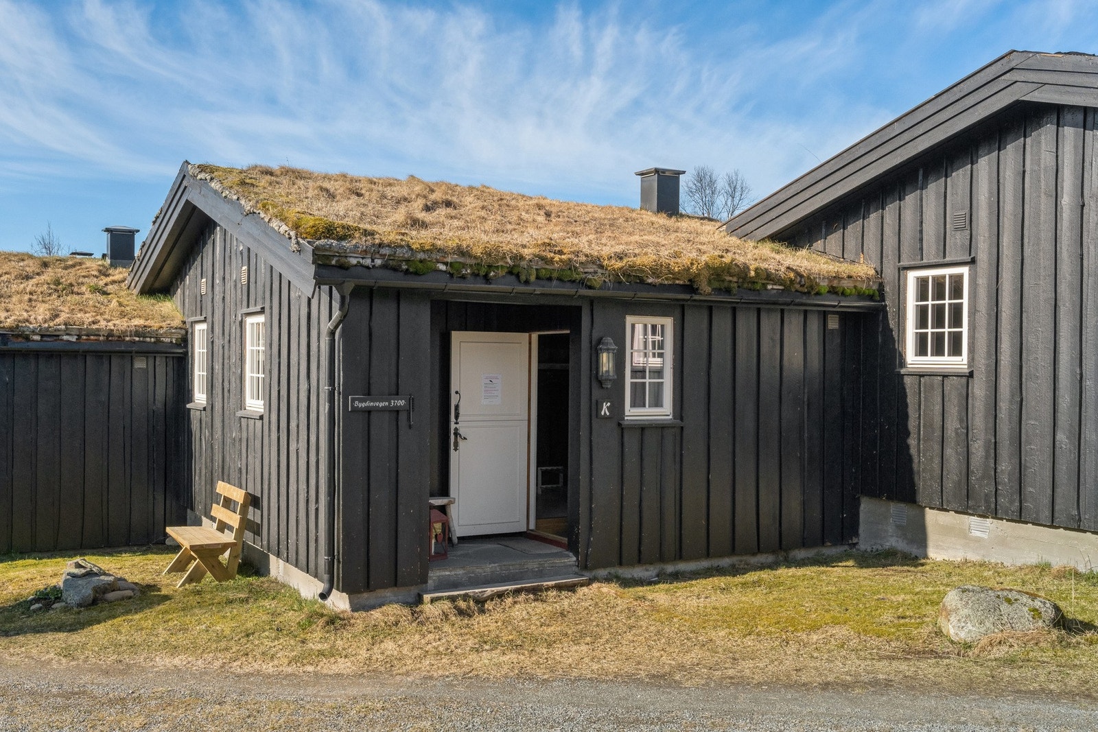 Hytta ligger lunt til i den koselige hyttegrenda. Galleribilde