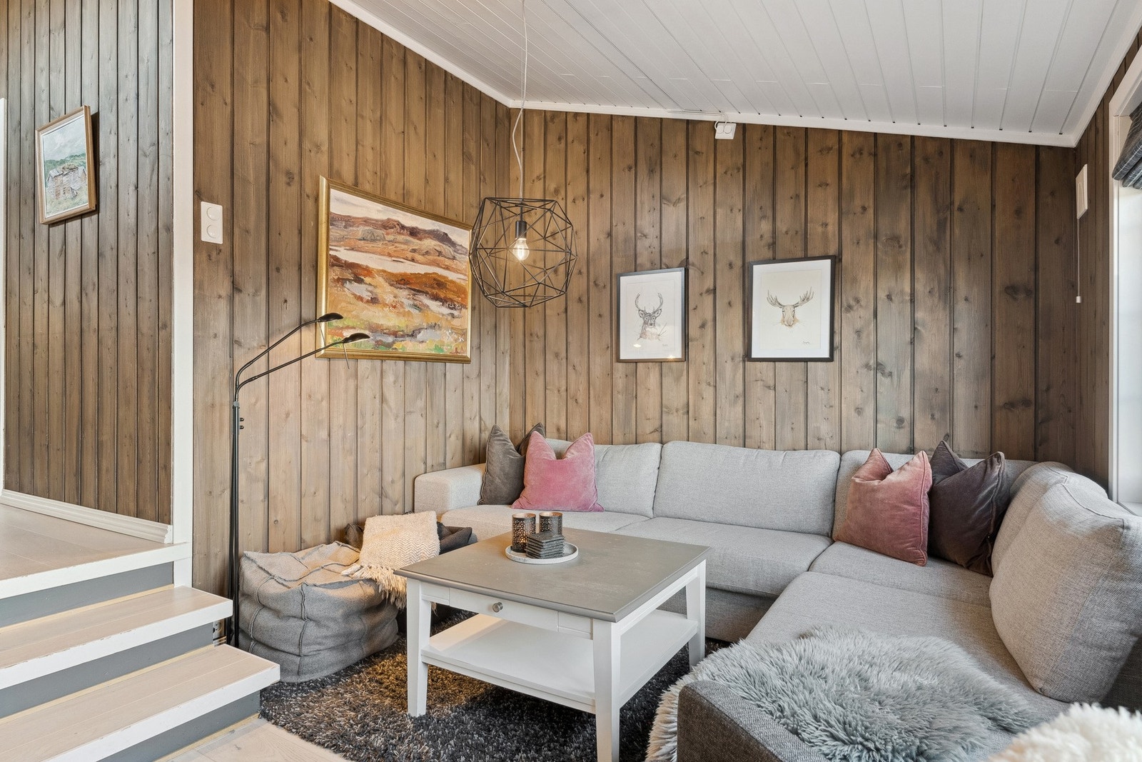 De panelte veggene er beiset, og gir sammen med de lysmalte overflatene den lune og koselige hyttefølelsen. Galleribilde