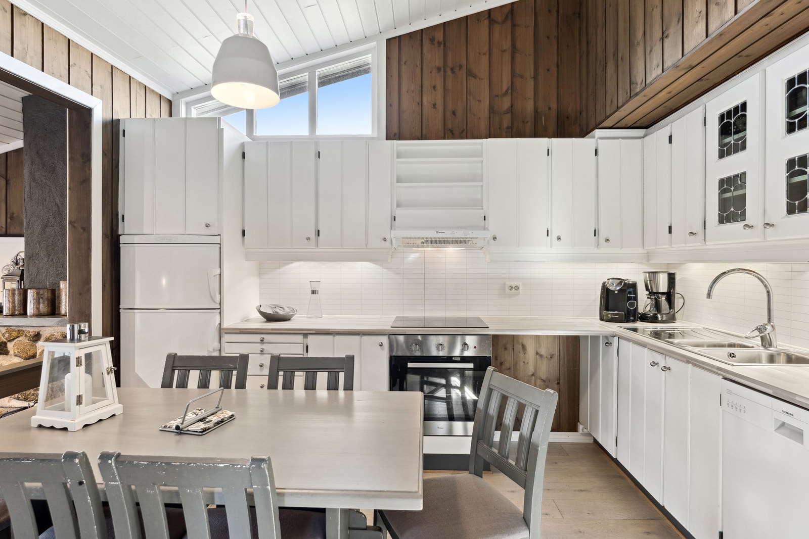 Her er det ekstra god takhøyde med skråtak, og et skråvindu over overskapene Galleribilde