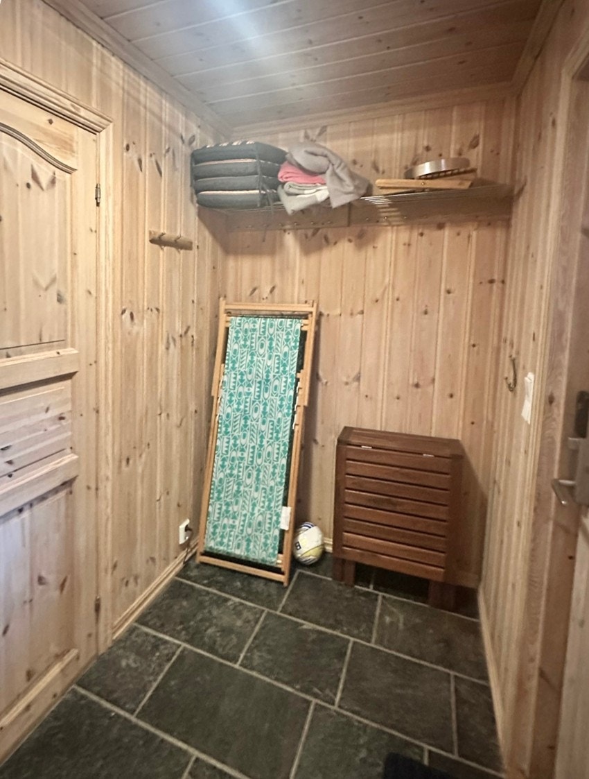 Vindfang med dør inn til bod Galleribilde