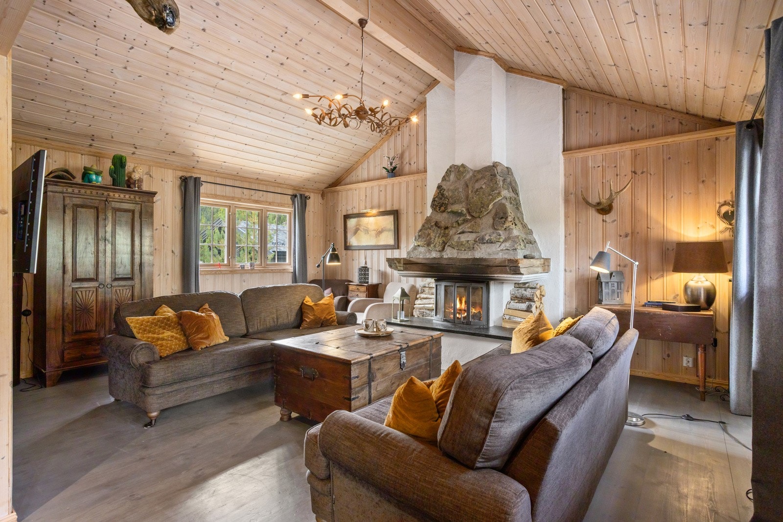 Elegant stue med natursteinspeis og hele 370 cm takhøyde i midten av stuen Galleribilde