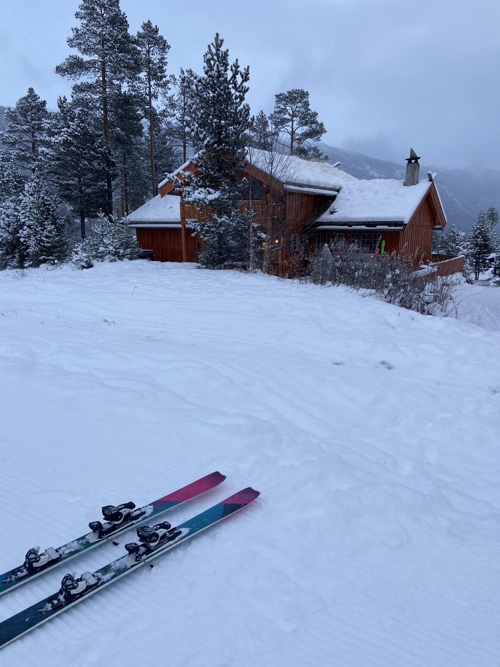 Her får du det beste fra to verdener - en komfortabel og velutstyrt fjellhytte kombinert med spektakulære skiopplevelser rett utenfor døren Galleribilde