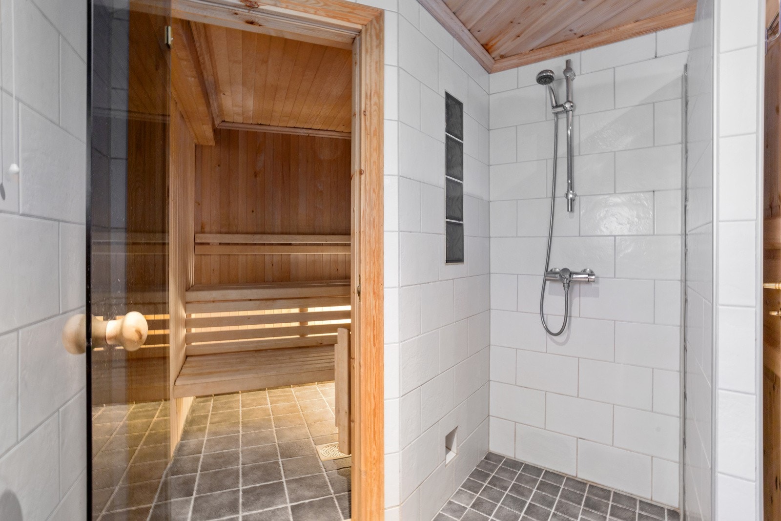 Badstue og dusjnisje i baderommet Galleribilde