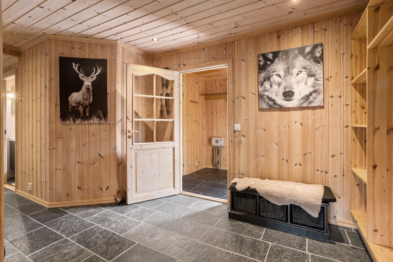 Flislagt trappehall med garderobe / hyller til skiutstyr Galleribilde