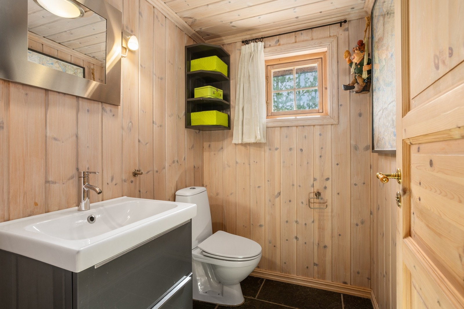 Gjestetoalett | varmekabler med smartstyring via app | smartstyring også av nyere varmtvannsbereder Galleribilde