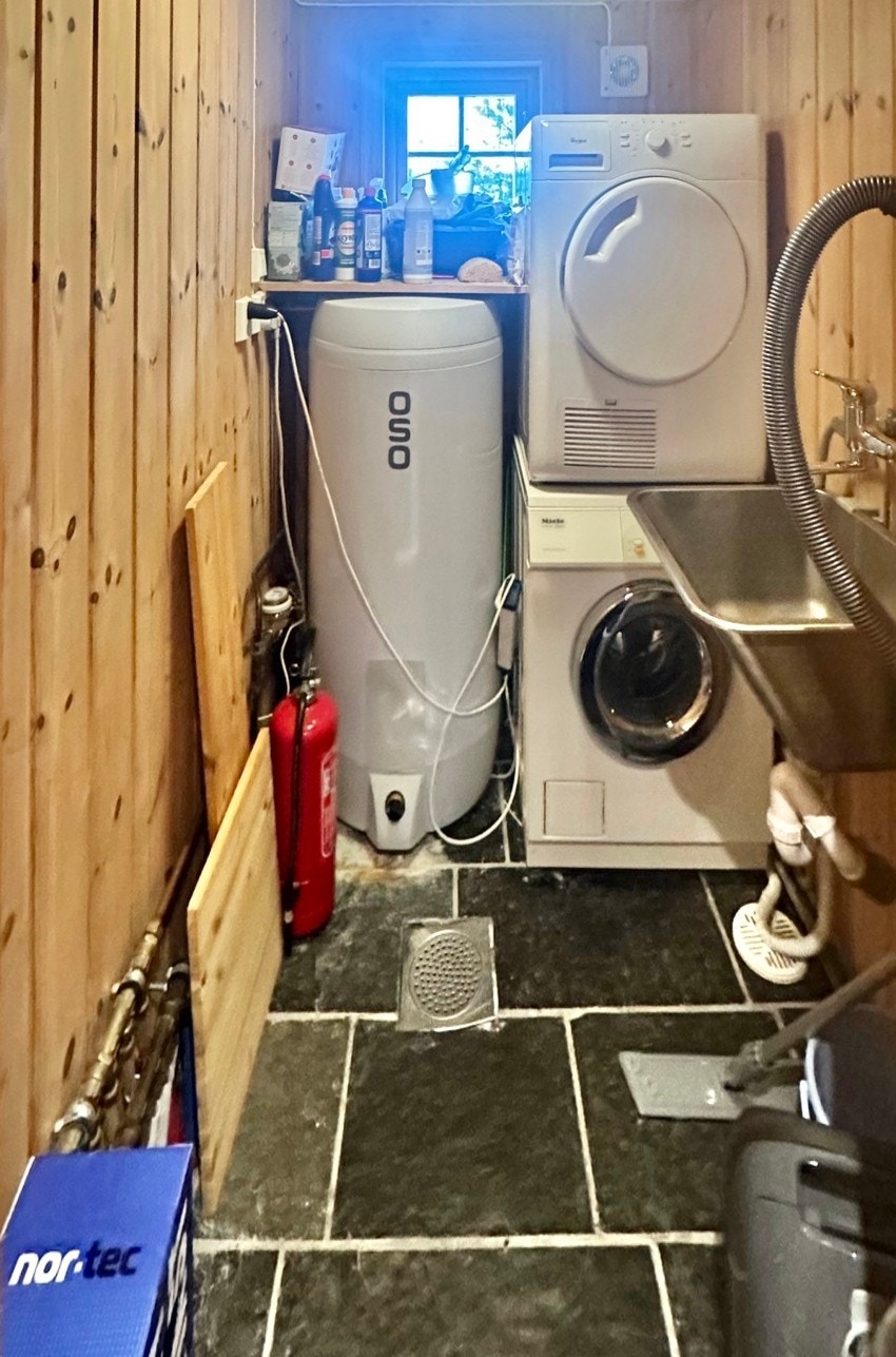 Vaskerom med kum og opplegg for vaskemaskin Galleribilde