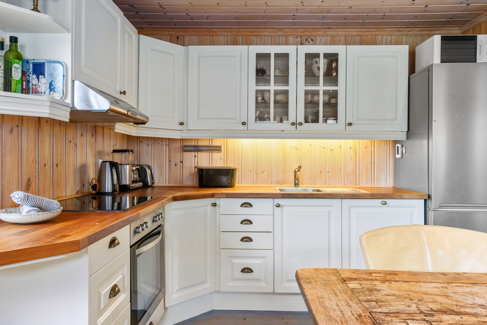 Innholdsrik kjøkkeninnredning med godt med skap-, skuffer- og benkeplass | downlights Galleribilde