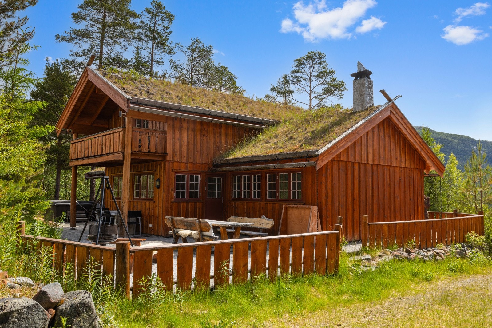 Moderne flott fjellhytte med hovedetasje og innredet hems | yttertaket har torvtak | platting rundt hytta med mulighet for et sted å sitte å følge med på aktiviteten i skibakken Galleribilde