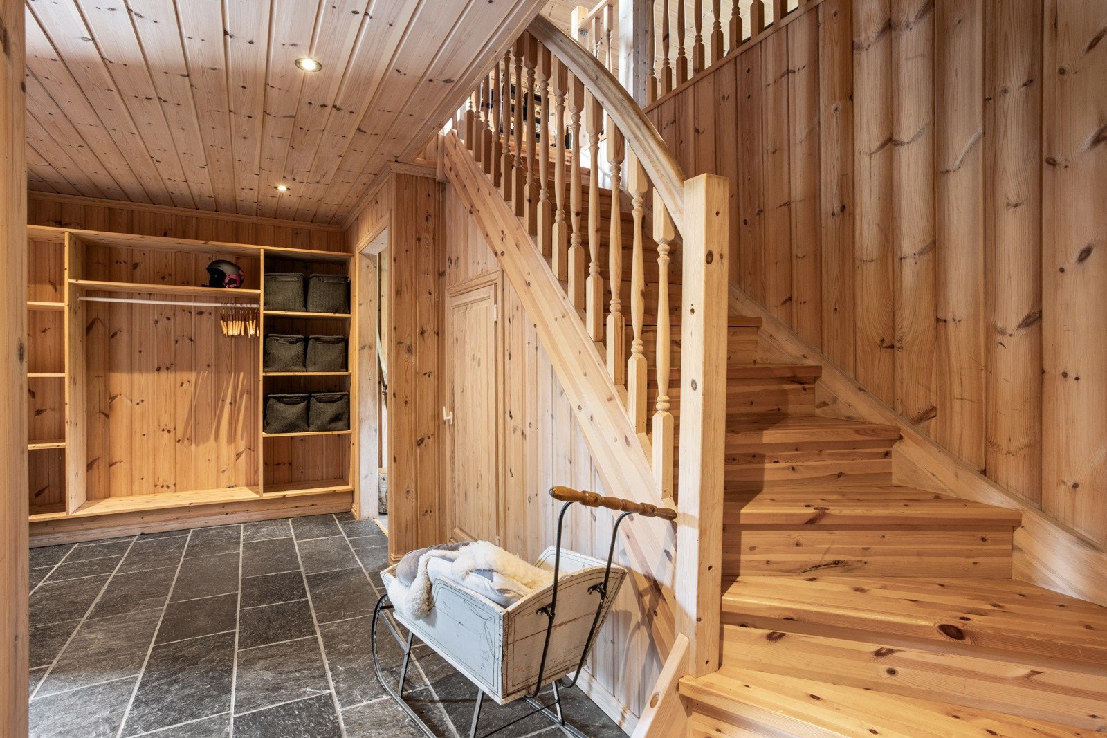 Romslig hall | varmekabler med smartstyring via app (kan settes på før en reiser hjemmefra etc) Galleribilde