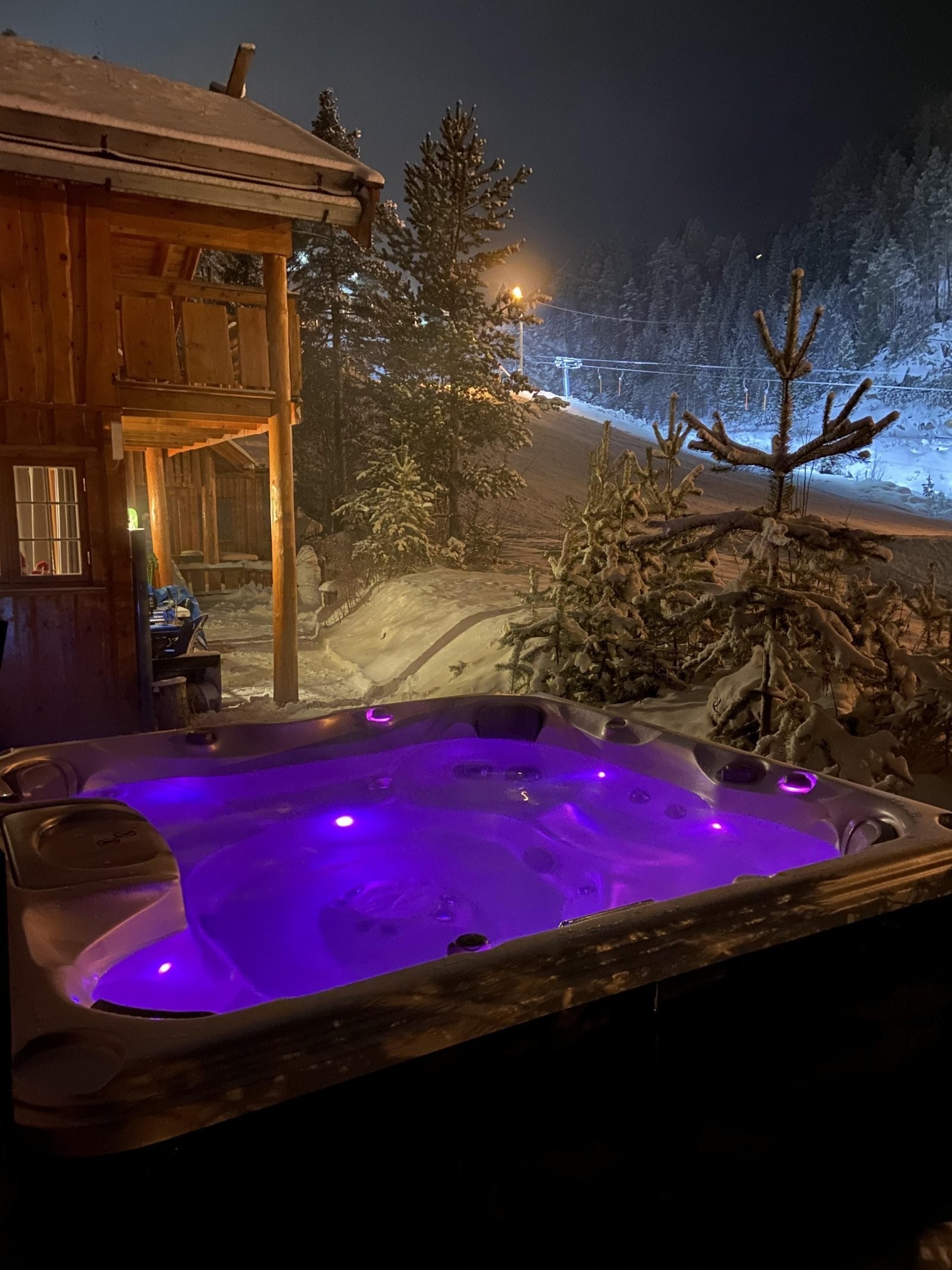 Etter en dag i bakken kan du varme deg i badstuen eller nyte en stille stund i jacuzzien under stjernehimmelen Galleribilde