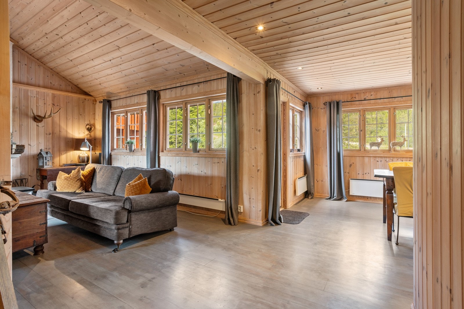 Massive tregulv i stue, kjøkken og soverom i hovedetasjen Galleribilde