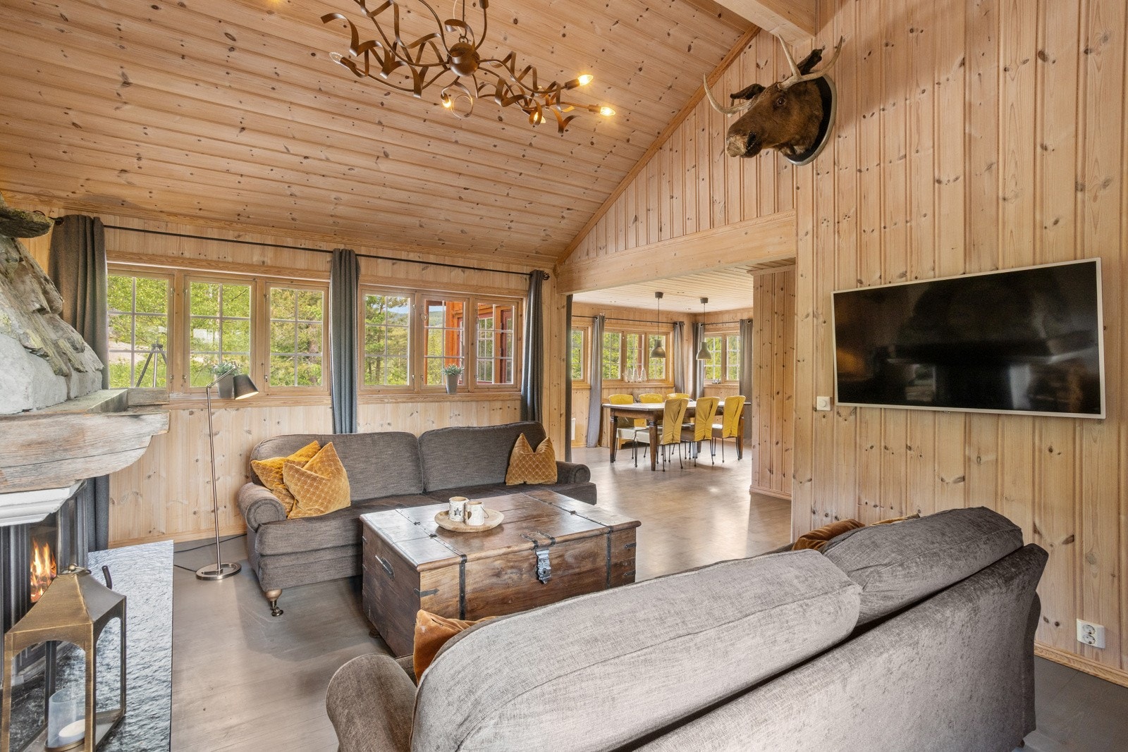 Delvis åpen løsning mellom stue og kjøkken gir ekstra lys og mindre avstand mellom sosiale soner Galleribilde